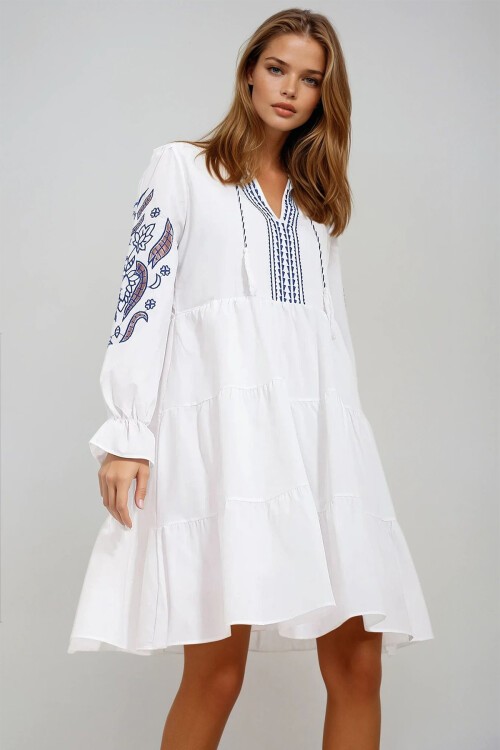 Beyaz Hakim Yaka İçi Astarlı Nakış İşlemeli Elbise