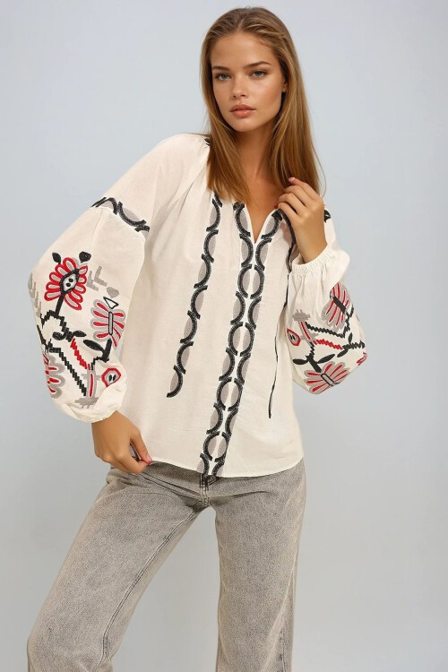 Beyaz Hakim Yaka Nakışlı Dokuma Bluz