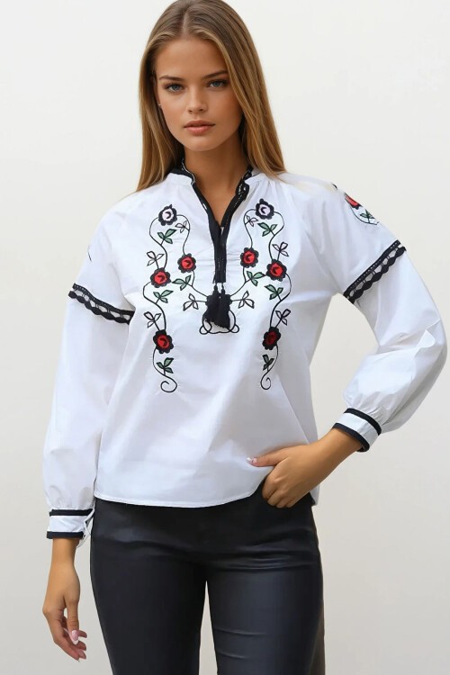 Beyaz Önü Nakışlı Püsküllü Dokuma Bluz
