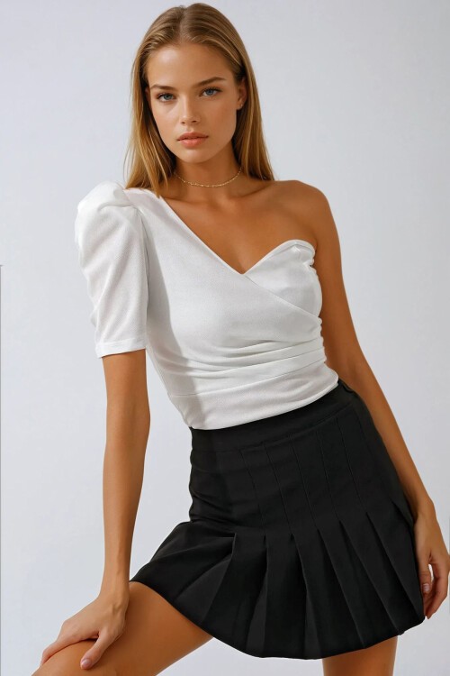 Beyaz Tek Omuz Detaylı Bluz