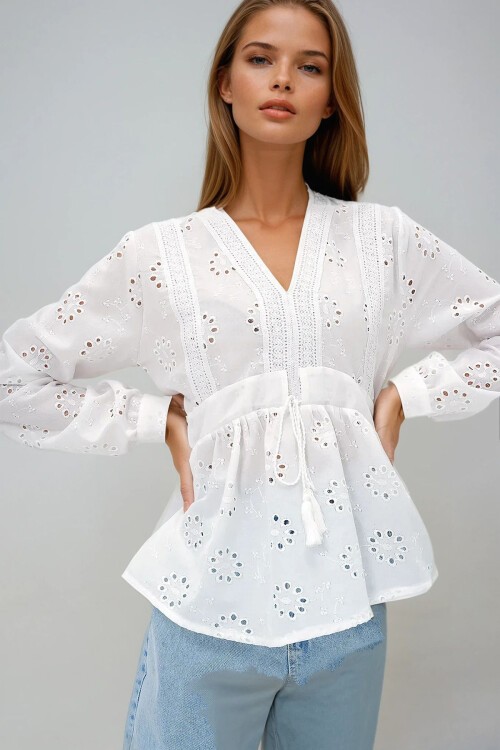 Beyaz V Yaka Bağlama Detaylı Nakış İşlemeli Dokuma Bluz
