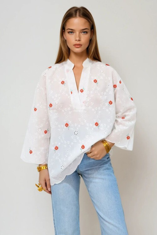 Beyaz V Yaka Fisto Ve Nakış İşlemeli Rahat Kesim Dokuma Bluz