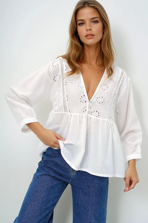 Beyaz V Yaka  Nakış İşlemeli Eteği Volanlı Dokuma Bluz