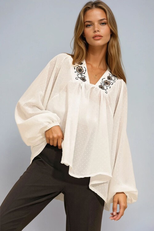 Beyaz V Yaka Nakışlı Dokulu Bluz