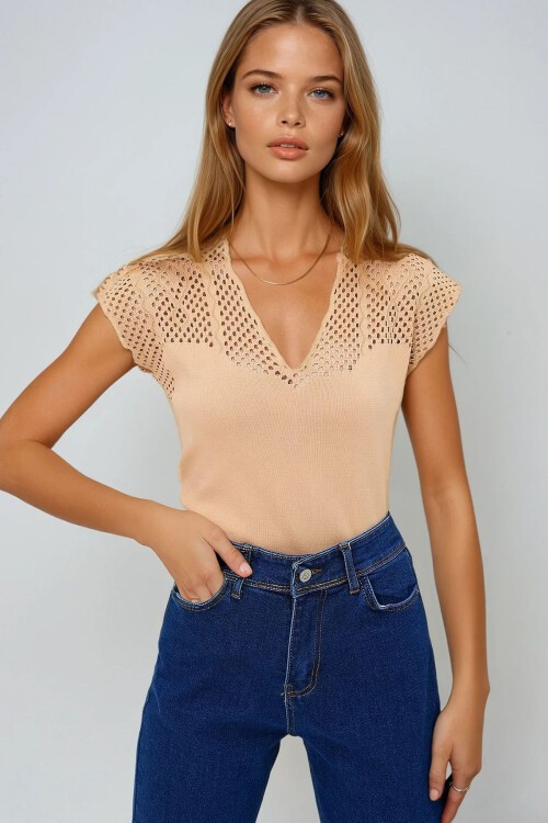 Bisküvi V Yaka Delik Ajurlu Mevsimlik Triko Bluz