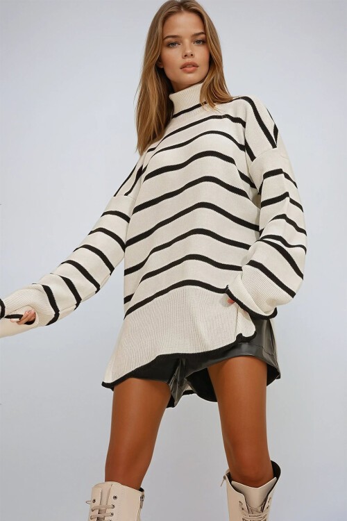 Ekru Çizgili Boğazlı Yanı Yırtmaçlı Oversize Kazak