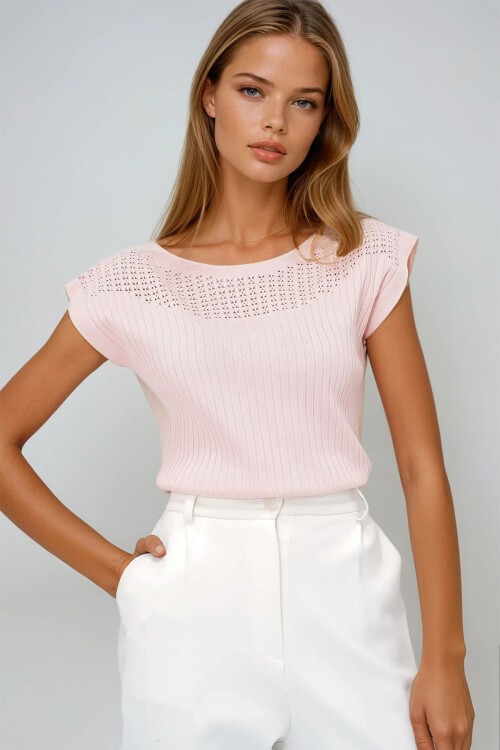 Şeker Pembe Kayık Yaka Omuzları Delik Ajurlu Kolsuz Triko Bluz