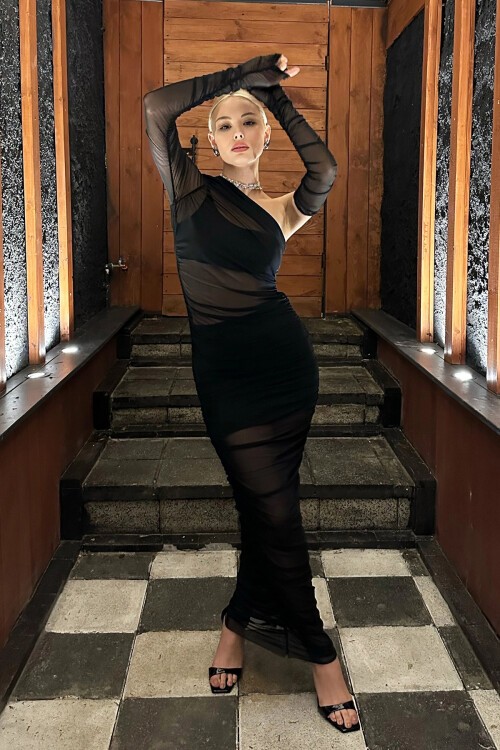 Siyah Asimetrik Yaka Astarlı Ve Eldivenli Büzgülü Elbise