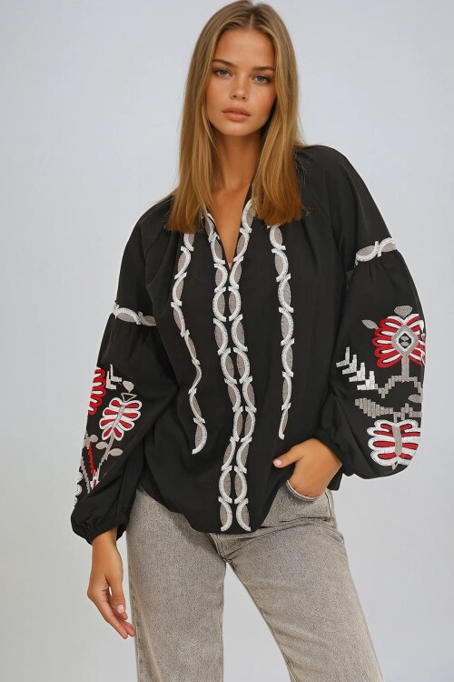 Siyah Hakim Yaka Nakışlı Dokuma Bluz