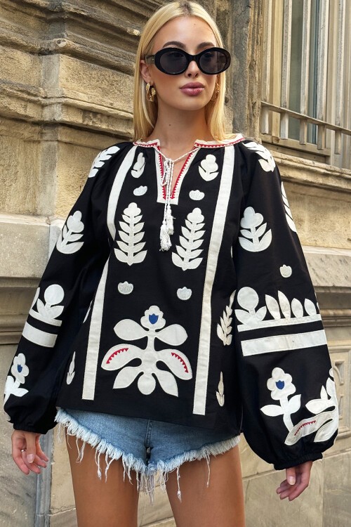 Siyah Kayık Yaka Püskül Detaylı Nakış İşlemeli Balon Kol Dokuma Bluz