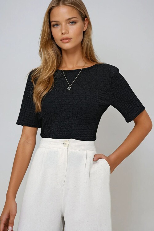 Siyah Kayık Yaka Sırt Dekolteli Kısa Kol Gofre Kumaş Yazlık Bluz