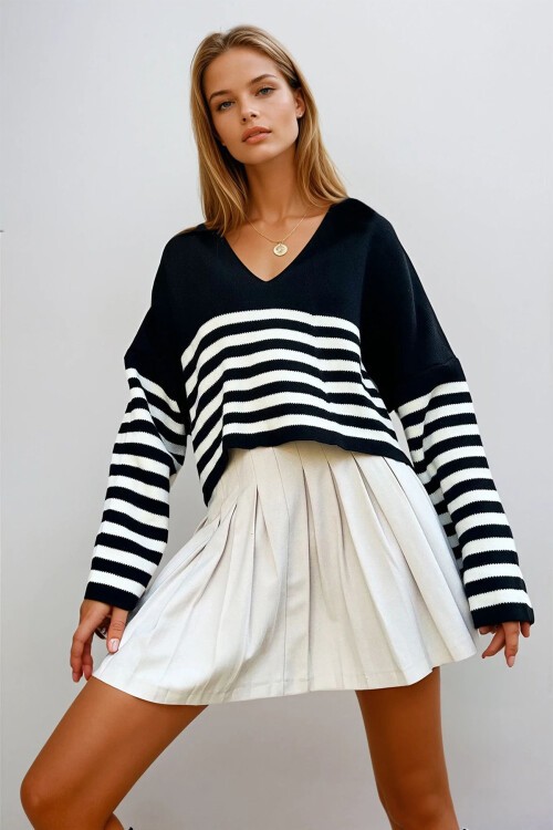 Siyah Polo Yaka Çizgili Crop Kazak
