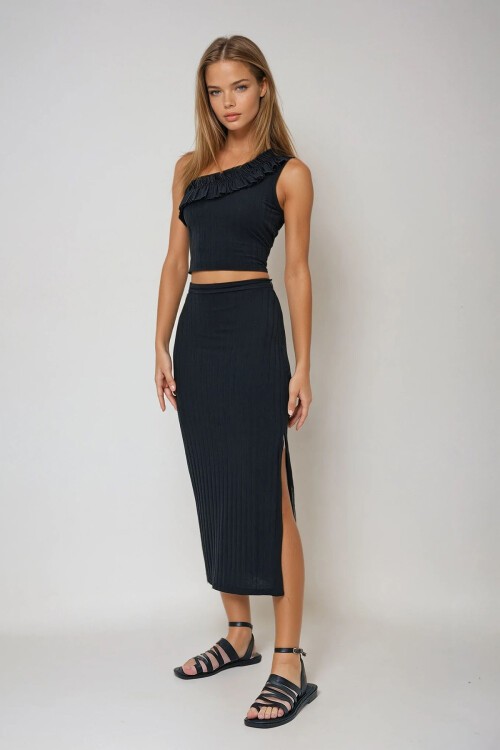 Siyah Tek Omuz Askılı Fırfırlı Bluz Ve Yırtmaçlı Etek Takım