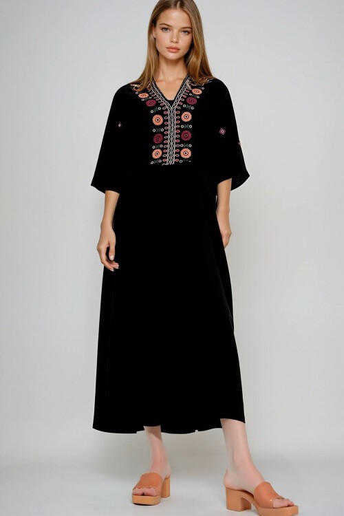 Siyah V Yaka Nakışlı Dokuma Elbise