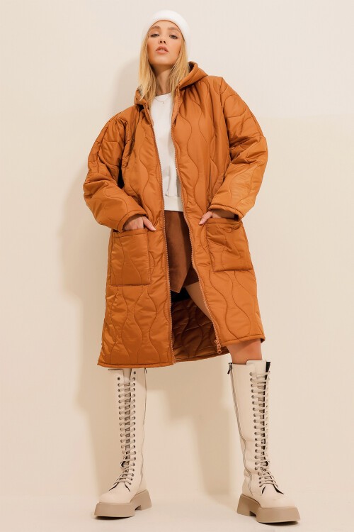 Taba Çift Cepli Önü Çift Fermuarlı Kapüşonlu Uzun Şişme Kaban