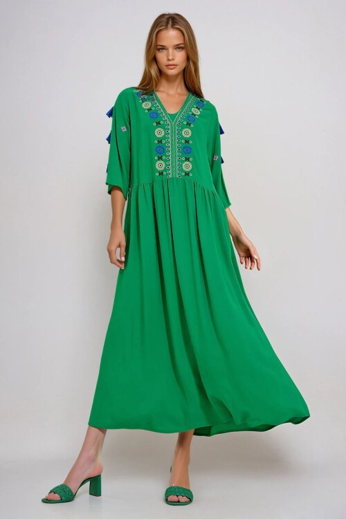 Yeşil V Yaka Nakışlı Püskül Detaylı Dokuma Elbise