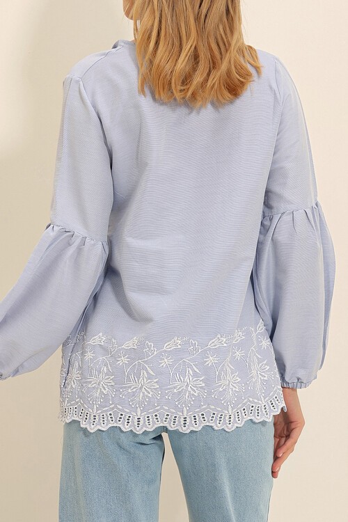 Bebe Mavi Önü Nakışlı Yakası Püsküllü Balon Kol Dokuma Bluz