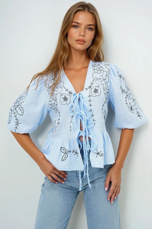 Bebe Mavi V Yaka Bağlama Ve Nakış Detaylı Eteği Volanlı Müslin Keten Bluz