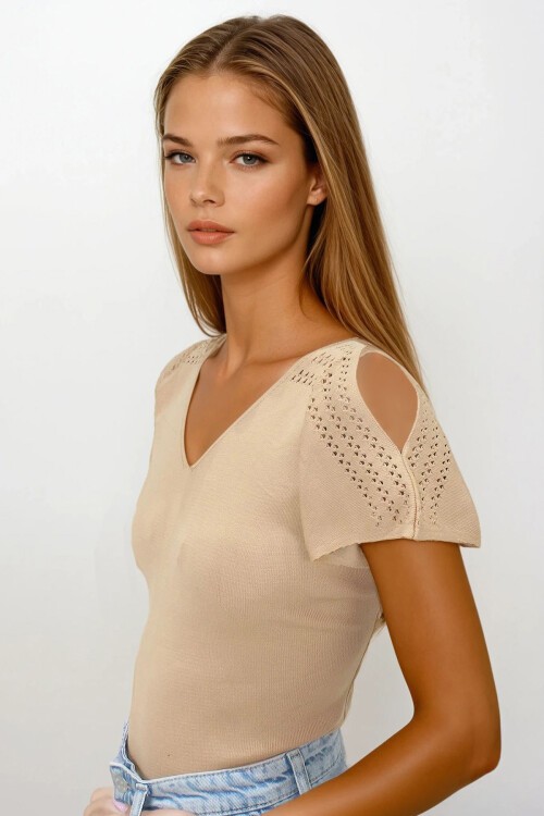 Bej Ajurlu Kolları Yırtmaç Detaylı Triko Bluz