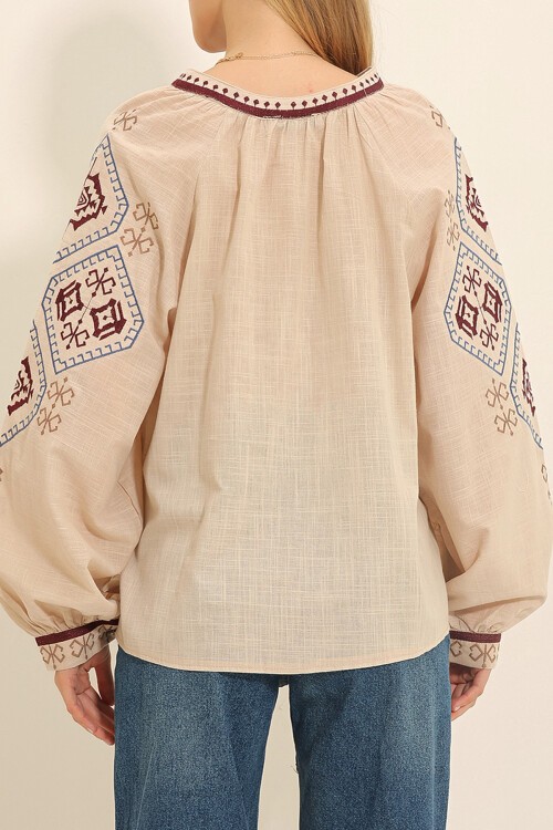 Bej Balon Kol Nakışlı Yakasız Gömlek