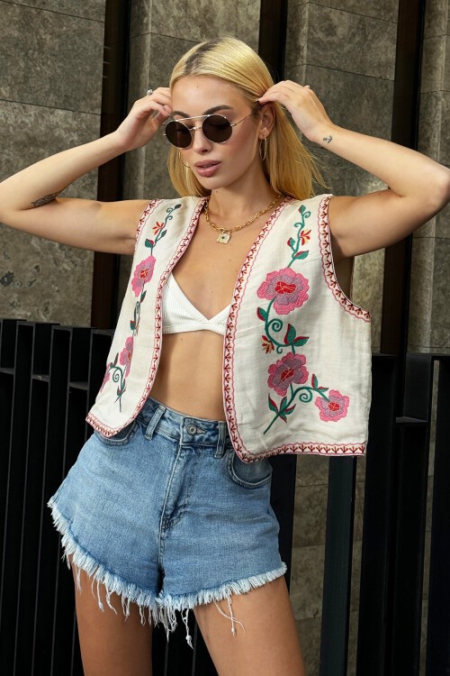 Bej Çiçek Nakışlı Yelek