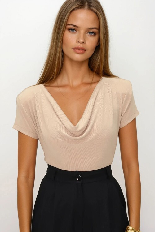 Bej Degaje Yaka Dökümlü Vatkalı Örme Bluz