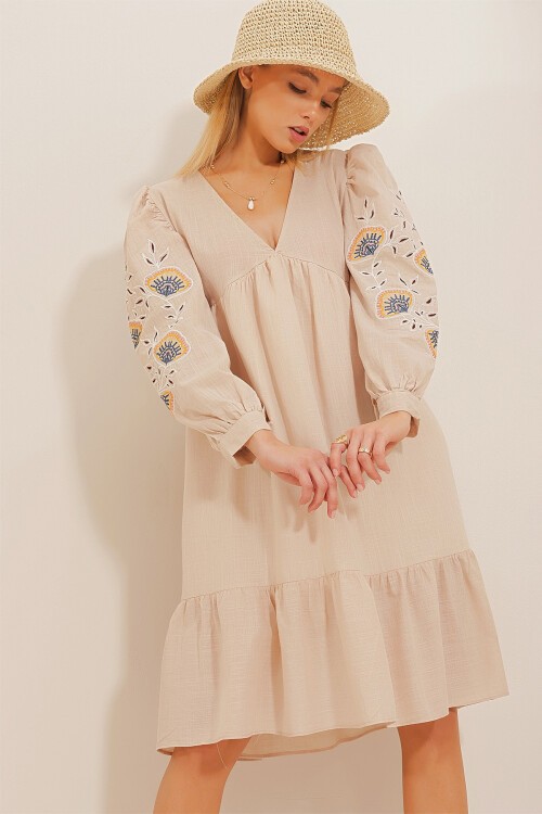 Bej V Yaka Kolu Nakışlı Keten Dokuma Elbise