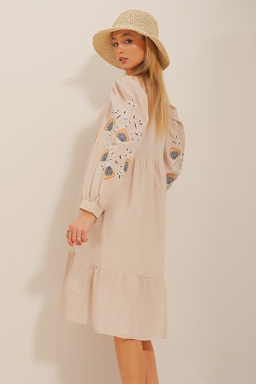 Bej V Yaka Kolu Nakışlı Keten Dokuma Elbise