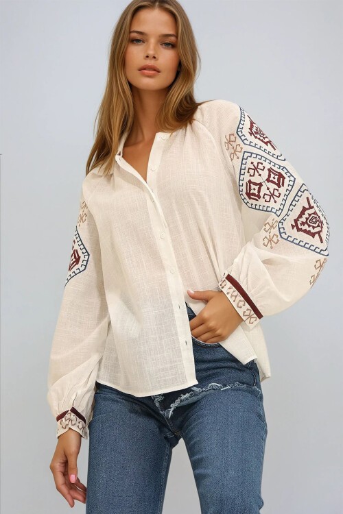 Beyaz Balon Kol Nakışlı Yakasız Gömlek