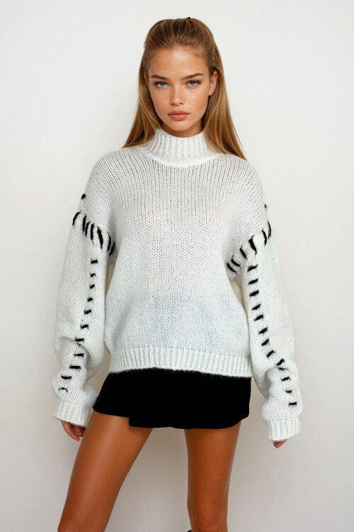 Beyaz Bloklu Triko Kazak