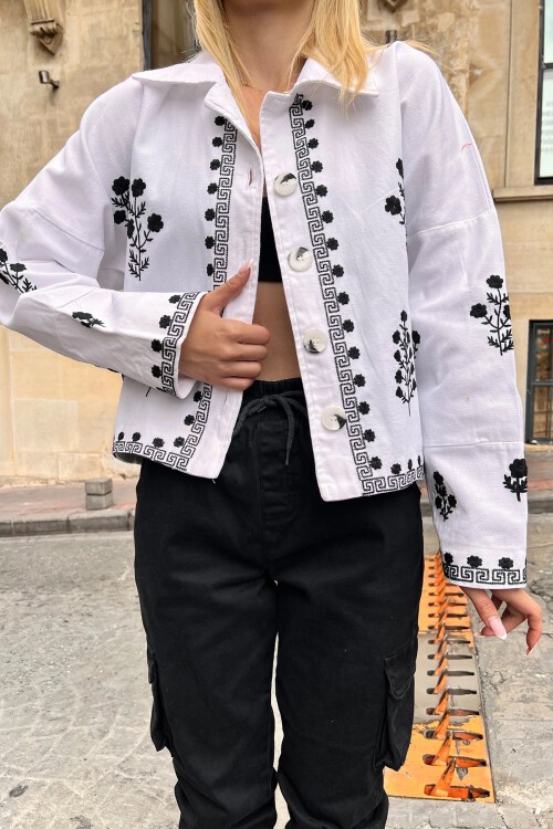 Beyaz Çiçek Nakışlı Düğmeli Denim Ceket
