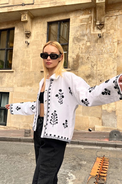 Beyaz Çiçek Nakışlı Düğmeli Denim Ceket