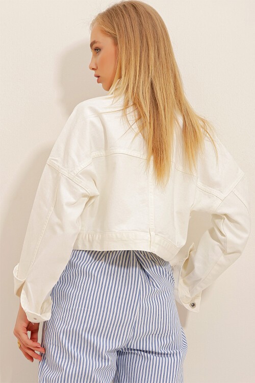 Beyaz Çift Cepli Fermuarlı Crop Denim Ceket