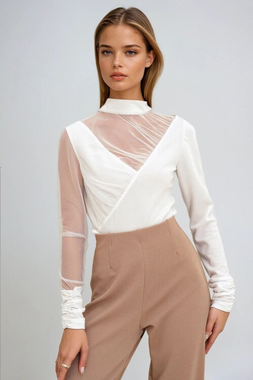 Beyaz Dik Yaka Tül Detaylı Krep Örme Bluz