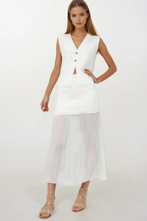 Beyaz Düğmeli Yelek Ve Piliseli Tasarım Etek Triko Takım