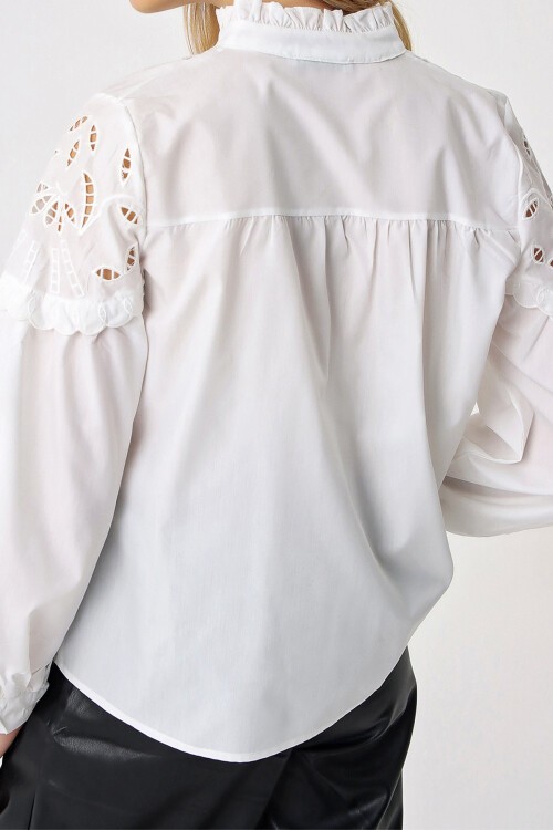 Beyaz Hakim Yaka Güpür Detaylı Premıum Gömlek