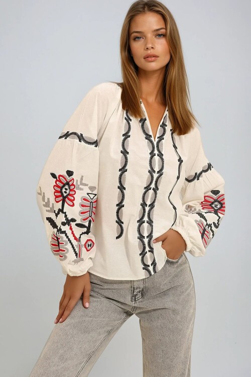 Beyaz Hakim Yaka Nakışlı Dokuma Bluz