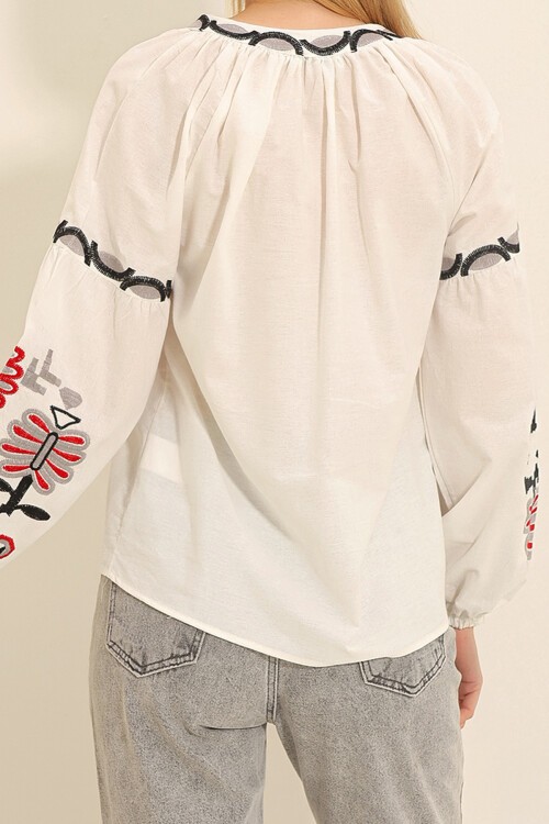 Beyaz Hakim Yaka Nakışlı Dokuma Bluz