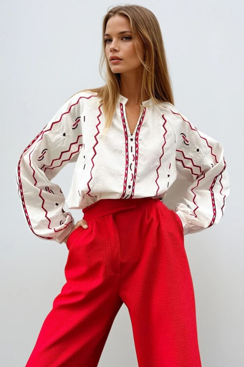 Beyaz Hakim Yaka Nakışlı Manşetli Dokuma Bluz