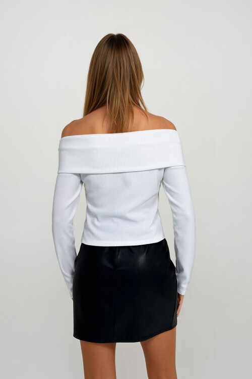 Beyaz Madonna Yaka Önü Düğmeli Bluz