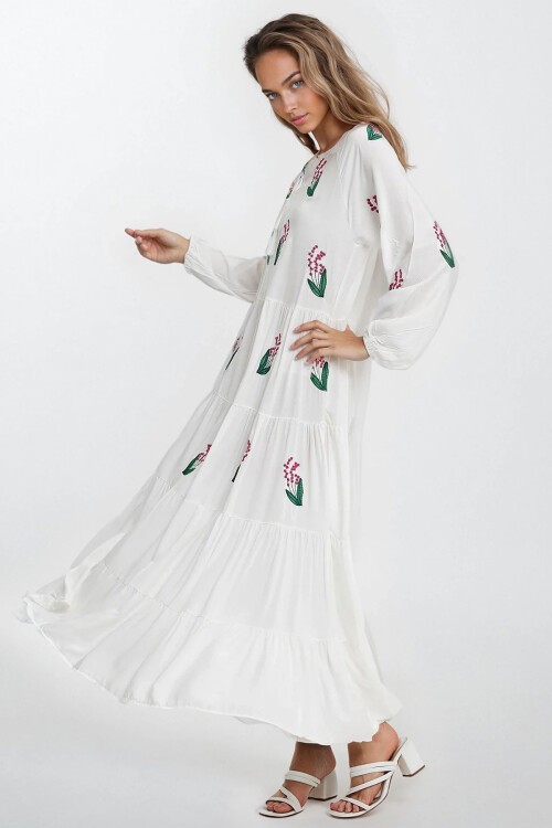 Beyaz Nakışlı Hakim Yaka Bağcıklı Büyük Beden Elbise