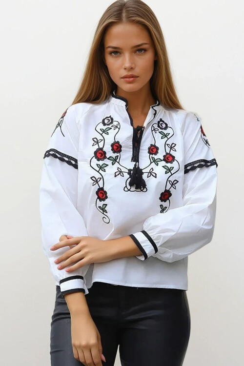Beyaz Önü Nakışlı Püsküllü Dokuma Bluz