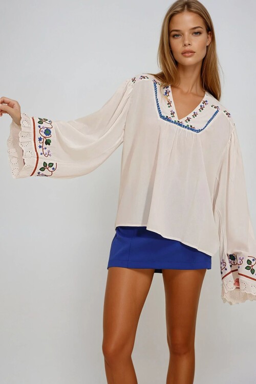 Beyaz V Yaka Fisto Ve Nakış İşlemeli Dokuma Bluz