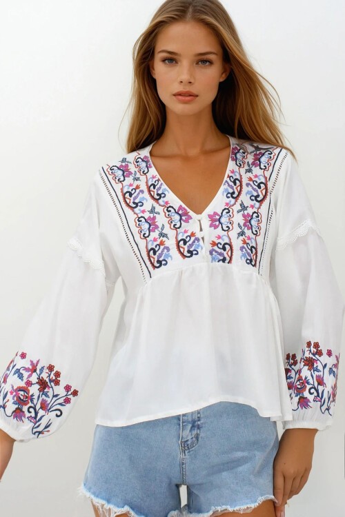 Beyaz Yırtmaç Yakalı Roba Nakışlı Bluz