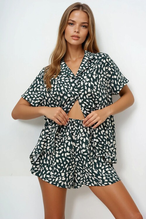 Ceviz Yeşili Geometrik Desenli Önü Düğmeli Dokuma Gömlek Ve Şort Pijama Takım