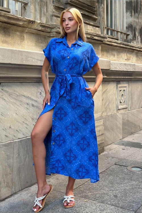 Saks Desenli Kuşaklı Düğme Kamapalı Gömlek Yaka Midi Elbise