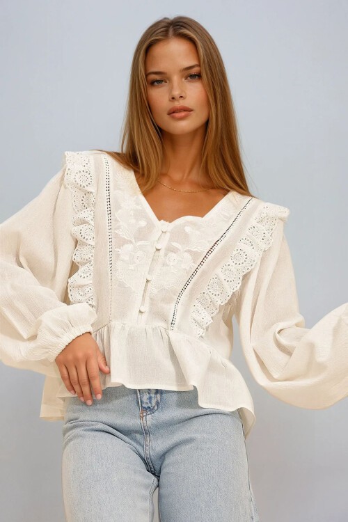 Ekru Fisto Nakış İşlemeli Dokuma Bluz