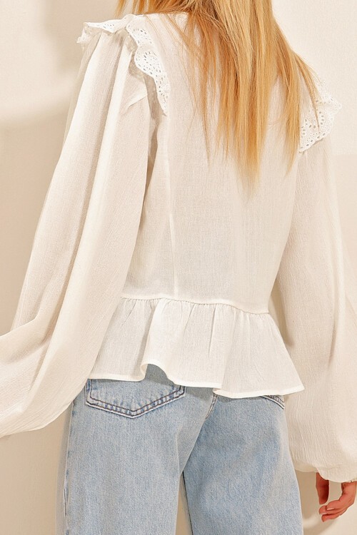 Ekru Fisto Nakış İşlemeli Dokuma Bluz