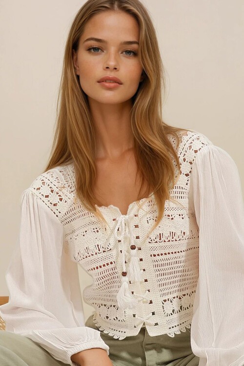 Ekru Kare Yaka Önü Bağlamalı Kroşata Dokuma Crop Bluz