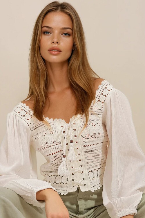 Ekru Kare Yaka Önü Bağlamalı Kroşata Dokuma Crop Bluz